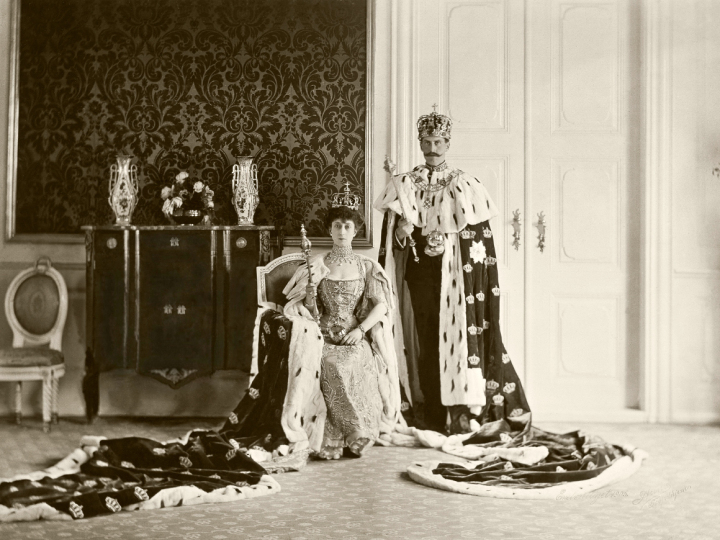 King Haakon and Queen Maud with the coronation regalia,1906 (Photo: Peder O. Aune, The Royal Court Archives)